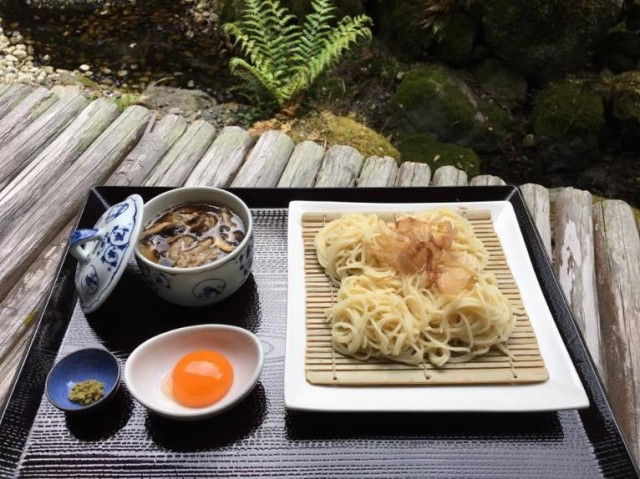 「山の麺処」縁側とお食事